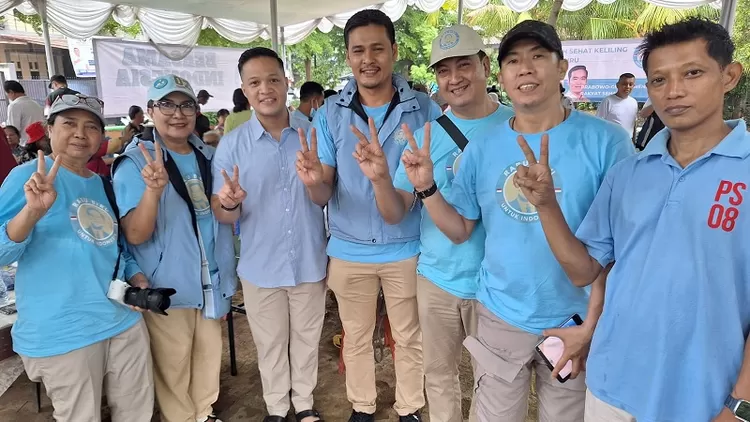 Relawan Rabu Biru Untuk Indonesia pada bakti sosial kesehatan  di Taman Pintar RW 010, Kayu Putih, Kec Pulogadung, Jakarta Timur, Sabtu pagi (27/1/2024)