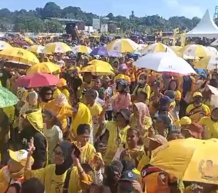 Ribuan Simpatisan Partai Golkar  Bikin Lapangan Bola Kota Sorong Jadi Lautan Kuning
