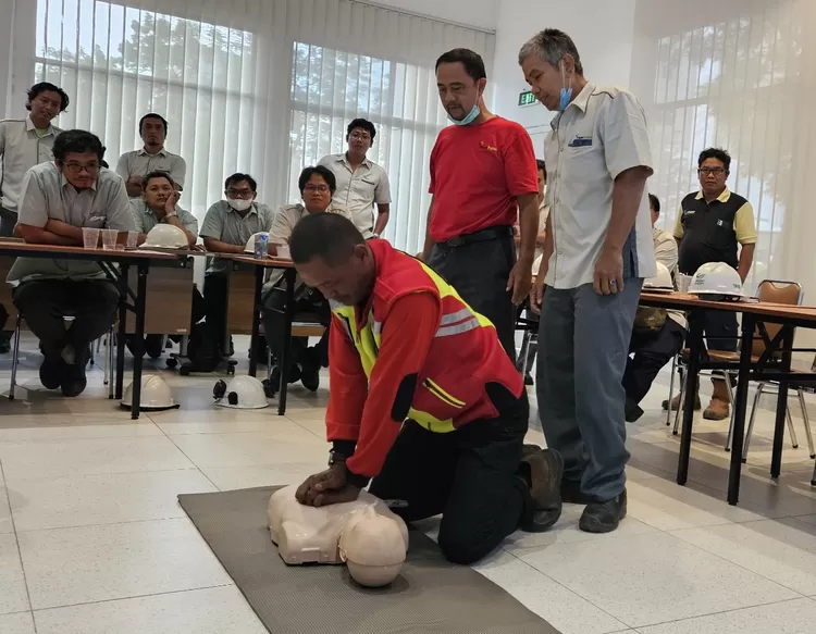 Simulasi ini menjadi sarana bagi peserta dapat mempraktekan penanganan keadaan darurat dengan tepat yang meliputi cara (Cardiopulmonary Resuscitation) CPR hands-only dan penggunaan alat AED. Hal ini juga bertujuan agar peserta dapat mengaplikasikan alat AED secara efektif. (FOTO: Humas Fajar Paper)