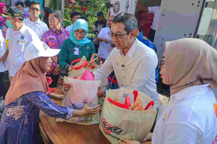 Warga Jakarta antusias membeli  paket  sembako  murah yang digelar Pemprov DKI, BUMD dan swasta, Kamis (1/2/2024).