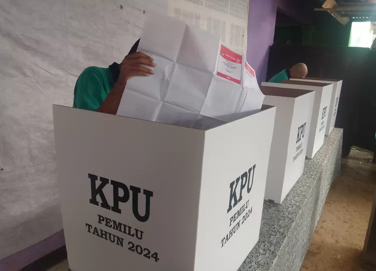 Pasien ODGJ tengah memasuki bilik suara untuk menentukan pilihannya di capres dan caleg pada Pemilu 2024 di TPS 45, Jalan Mustikasari, Kelurahan Mustikajaya, Kota Bekasi, Rabu (14/2/2024). (FOTO: Dharma/)