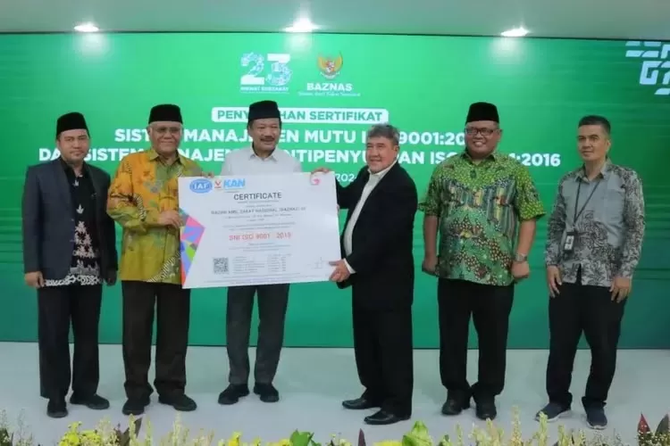 Penyerahan penghargaan Sertifikat Manajemen Mutu  ISO  dari PT Garuda Sertifikat Indonesia kepada Ketua Baznas RI  KH Noor Achmad.