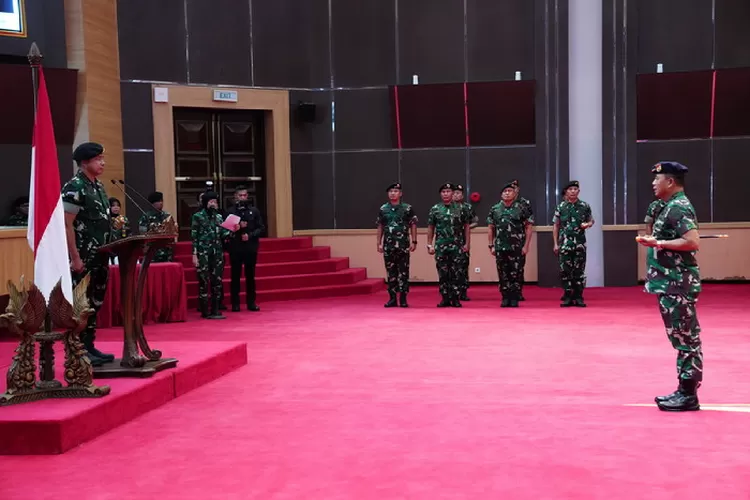 Panglima TNI Jenderal TNI Agus Subiyanto menerima laporan korps kenaikan pangkat 35 Perwira Tinggi (Pati) TNI di Mabes TNI, Cilangkap, Jakarta , Jumat (16/2/2024). Foto: Puspen TNI