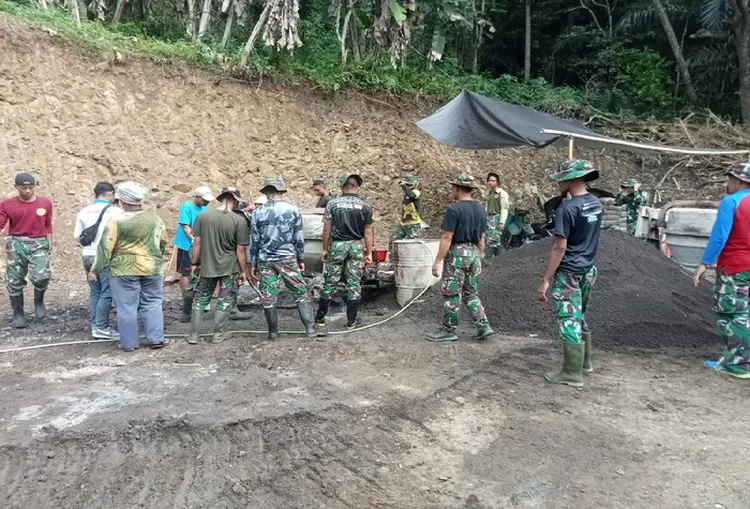 100 Personel Terlatih TNI Garap Pembukaan Jalan Program TMMD ke 119 Kodim 1623 Karangasem di Dusun Bukit Catu. Foto: Pen Kodim 1623/Karangasem