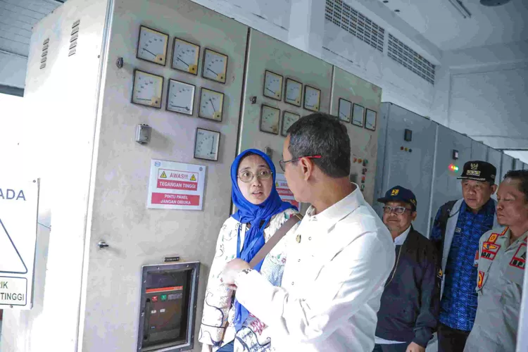 pj Gubernur DKI Jakarta Heru Budi Hartono meninjau rumah pompa pengendali banjir.