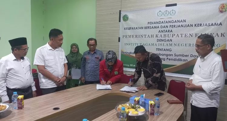 Bupati Fakfak Untung Tamsil M.Si  dan Direktur Pascasarjana IAIN Sorong Dr Indria Nur  juga lakukan Tandatangan MoU kerja sama itu.