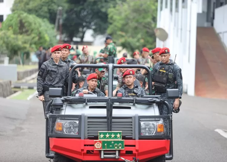 Kasad Jenderal TNI Maruli Simanjuntak menerima Brevet Anti Teror Kehormatan dari Satgultor81 Kopassus, di Markas Kopassus, Cijantung, Jakarta, Kamis (7/3/2024). Foto: Dispenad