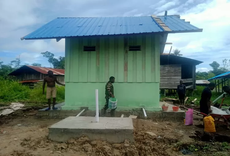 Satgas TMMD Ke 119 Kodim Yahukimo mem bangun MCK bagi warga desa-desa terpencil di  Kabupaten Yahukimo yang belum memiliki akses sanitasi memadai. Foto: Pen Kodim 1715 Yahukimo