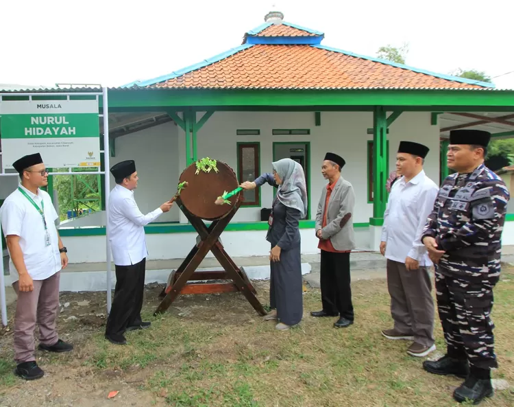 Kiai Achmad Sudrajat saat meresmikan Mushola Nurul Hidayah Cibarusah, Bekasi, Jawa Barat, Selasa (26/3/2024).