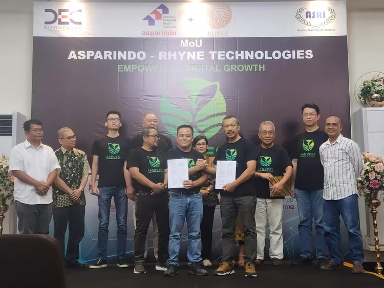 Para pengurus Asparindo dan mitra bisnis foto bersama dengan Ketua Asparindo  Y Joko Setiyanto (keempat dari kanan) foto bersama usai menandatangani  MoU pengembangan pasar  rakyat digital di kawasan Cempaka Putih, Rabu (27/3/2024).