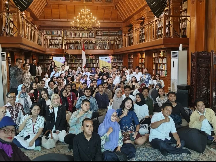 Puluhan peserta yang mewakili dari elemen kepemudaan dari berbagai bidang mengikuti Kick Off Diskusi Publik #KlubBerkawan yang dibuka Menpora Dito di Perpustakaan Habibie Ainun, Jakarta bersama host Ilham Habibie yang juga putra Almarhum BJ Habibie