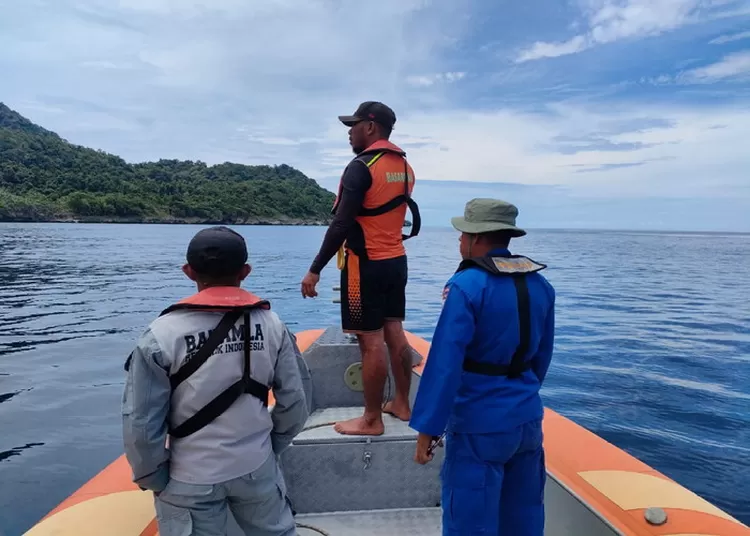 Personel Bakamla RI bersama Tim SAR gabungan cari ABK kapal terjatuh di Perairan Kei Besar. Foto: Humas Bakamla RI