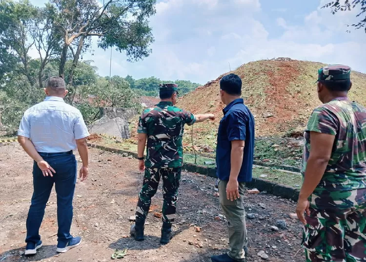 Panglima TNI Jenderal TNI Agus Subiyanto tinjau gudang munisi yang terbakar. Foto: Puspen. TNI