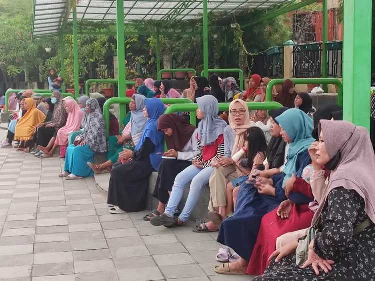 Kaum Ibu-ibu di kawasan Rumah Si Pitung Marunda Jakarta Utara dengan antusian menunggu pembagian sembako dari .