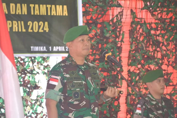 Danrem 174 ATW, Brigjen TNI Agus Widodo memimpin  upacara kenaikan pangkat 1 tingkat lebih tinggi anggota TNI di lingkungan Kodim 1710 Mimika. Foto: Pen Kodim 1710 Mimika