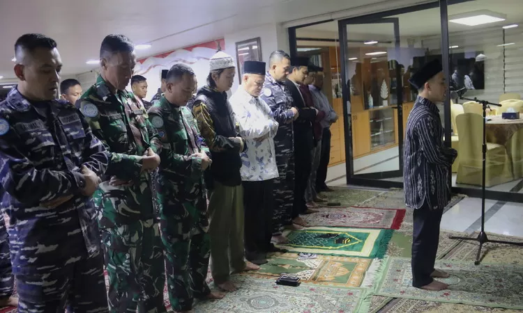 Personel KRI Diponegoro 365 yang juga merupakan Satgas MTF TNI XXVIII-O UNIFIL mengikuti kegiatan Nuzulul Qur'an 1445 H di Lebanon. Foto: Puspen TNI