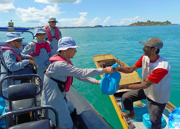 Jelang Idul Fitri, Pangkalan Bakamla Batam Bagikan Sembako Untuk Para Nelayan. Foto: Bakamla RI