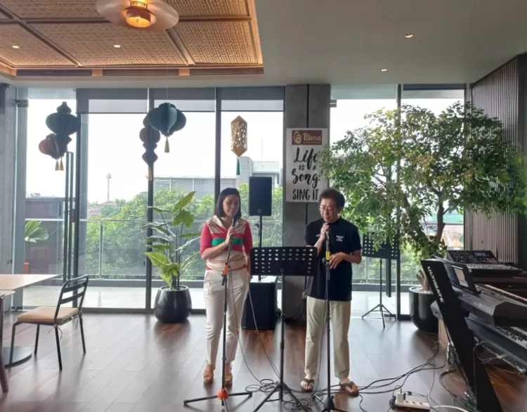 Selain makanan yang nikmat, Brand Ambassador Tolak Angin Sido Muncul Veronica Tan juga senang dengan suasana restoran yang kekinian dan memberikan kesan yang berbeda dengan fasilitas karaoke serta live music