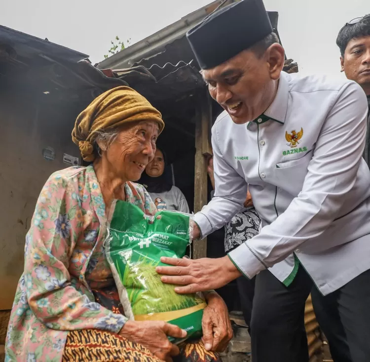 Pimpinan Baznas Nur Chamdani  menyerahkan  beras kepada lansia di kawasan Bogor, pada Ramadan 1445 hijriah.