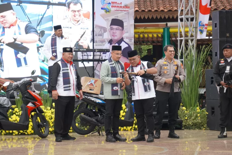 Ketua  Forkabi M Ihsan (kedua dari  kanan) menyerahkan kenang-kenangan kepada tokoh  yang hadir pada peringatan HUT ke 23 Forkabi, Selasa (7/5/2024)