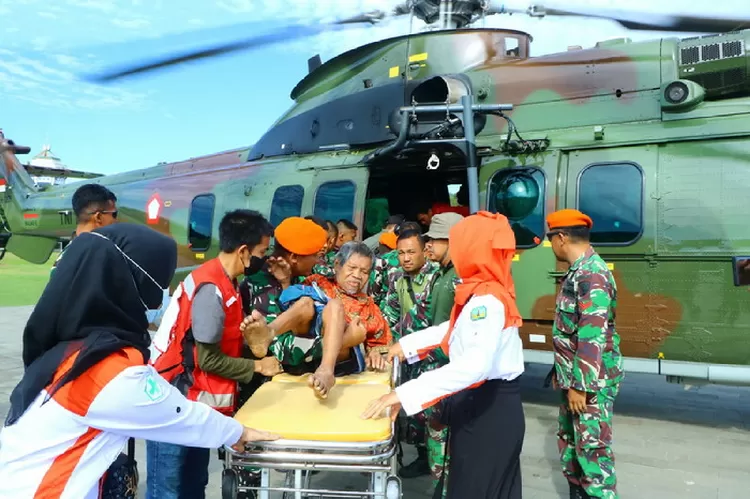 Sebanyak 103 orang yang terdiri lansia, anak-anak dan warga yang sakit berhasil di evakuasi dengan Helikopter Carakal H-225M TNI AU. Foto: Pen Lanud Sultan Hasanuddin
