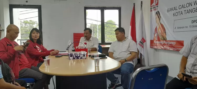 Haris Muhammadun (kanan) saat mengambil formulir pendaftaran Bacawali Kota Tangerang diterima Ketua DPC PSI  Theresia Megawati Wijaya (kedua dari kiri) Kamis (9/5/2024). 