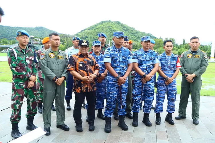 Pangkoopsud II didampingi Danlanud Sultan Hasanuddin tinjau Posko Induk Tanggap Darurat Bencana di Kabupaten Luwu. Foto: Pen Hnd