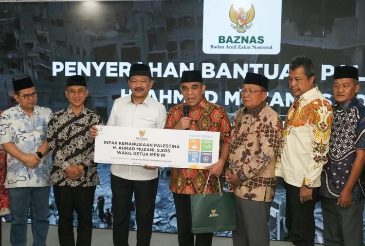 Penyerahan donasi kemanusiaan dari  Wakil Ketua MPR RI Ahmad Muzaki (keempat dari kanan) di kantor Baznad RI, Jakarta, Rabu (15/5/2024).