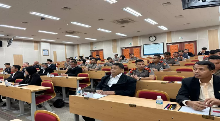 Sekolah Tinggi Ilmu Kepolisian (STIK) melaksanakan short course terhadap mahasiswa S1 STIK Lemdiklat Polri dengan Korean National Police University (KNPU). Short course ini dilakukan pada 13-17 Mei dengan diikuti oleh 18 mahasiswa angkatan 81 Widya Wira Satya.