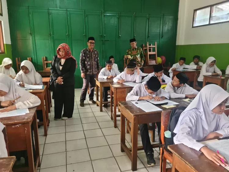 Forum Komunikasi Madrasah Diniyah Takmiliyah (FKDT) DKI Jakarta sukses menggelar Ujian Akhir Berstandar Nasional (UABN) secara serentak di 5 wilayah Kota Administrasi dan Kabupaten Kepulauan Seribu,