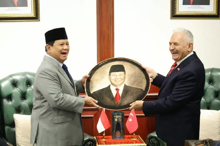 Menteri Pertahanan  Prabowo Subianto menerima kunjungan kehormatan Mantan Perdana Menteri Turki (2016-2018), H. E. Mr. Binali Yildirim di kantor Kemenhan, Jakarta, Kamis (6/6/2024). Foto: Humas Kemhan