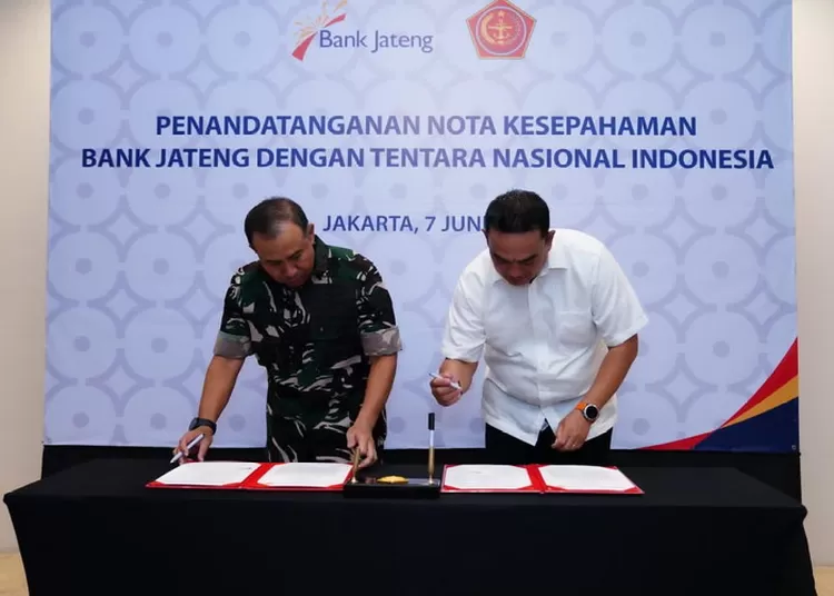 Mabes TNI yang diwakili Aspers Panglima TNI Marsda TNI Mohammad Syafii   menandatangani MoU dengan Plt. Direktur Utama Bank Jateng Irianto Harko Saputro. Foto: Puspen TNI