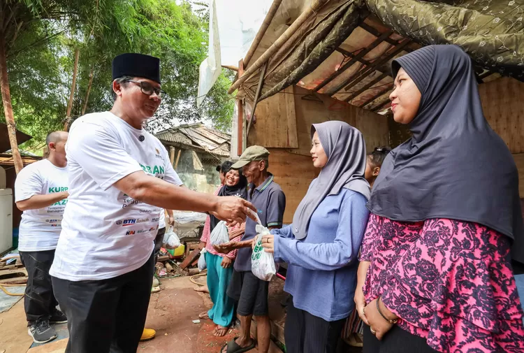 Sejumlah ibu-ibu dari keluarga pemulung  TPST Bantar Gebang menerima paket daging kurban dari  Deputi II Bidang Pendistribusian  HM Imdadun Rahmat, Senin(17/6/2024).