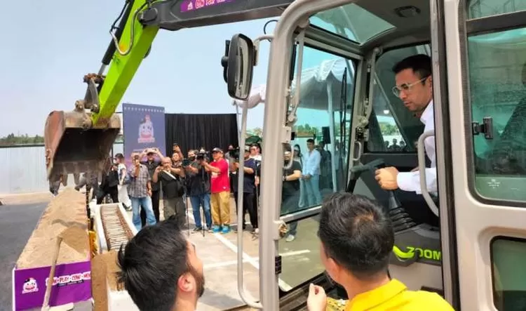 Raffi Ahmad operasikan eskavator dalam ground breaking arcade game CPCM di PIK 2.