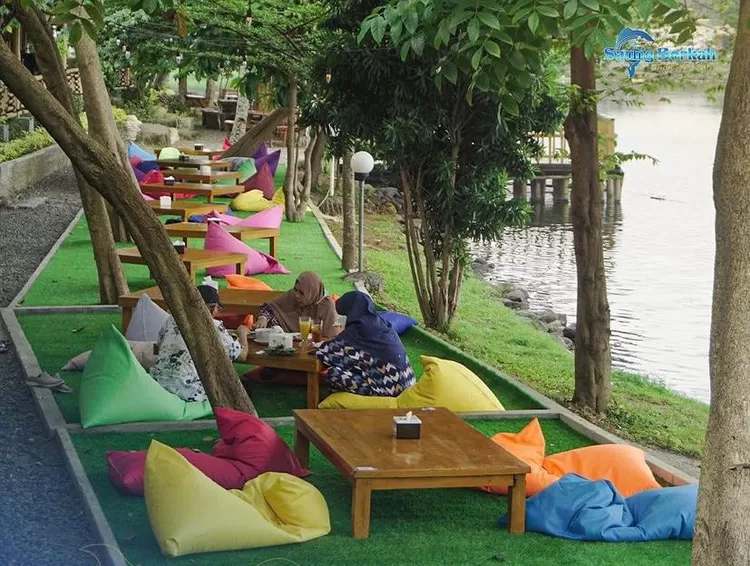 Saung Berkah, salah satu tempat makan tepi danau di Bogor.