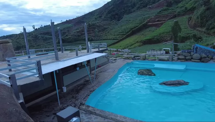 Kolam renang di wisata Banyu Alam Bitingan berair jernih meskipun bersumber dari air panas alami 