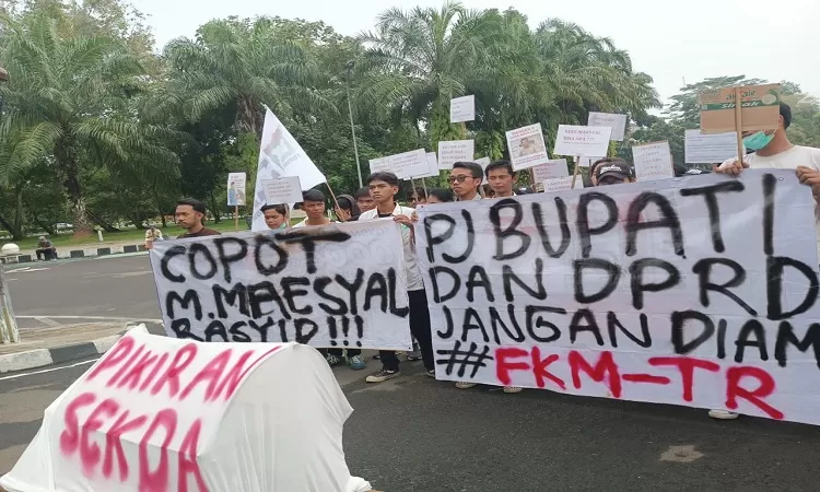 Demonstran di Depan Kantor Bupati Tangerang