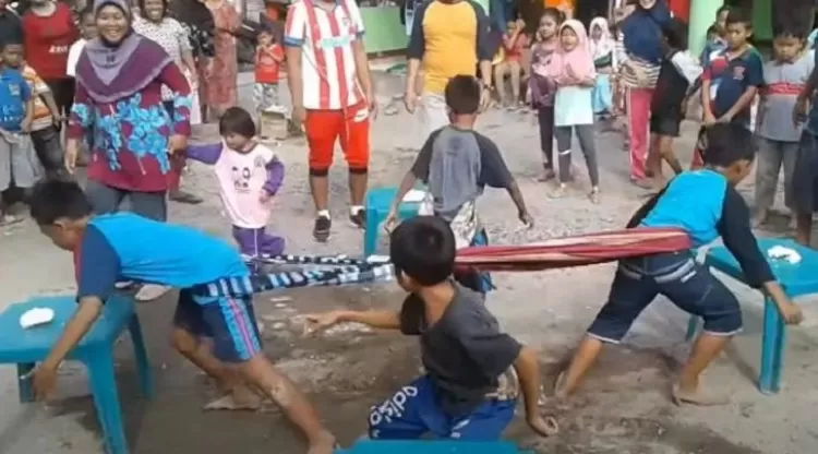 Lomba Makan Kerupuk Sambil Tarik-Tarikan