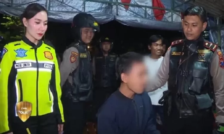 Briptu Putri Sirty Cikita saat menegur orang yang sedang makan malam