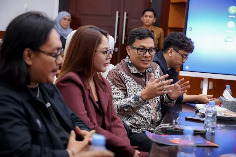 Pengurus Content Crerator saat menyampaikan gagasan kepada Gubernur Banten Andra Soni