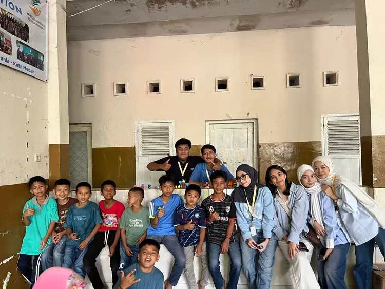 Komunitas Wujud Baik gelar pangkas gratis dan aktivitas kreatif di Panti Asuhan Ade Irma Suryani Nasution, hadirkan tawa dan kehangatan bagi anak-anak.