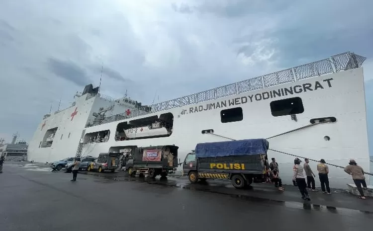 Paguyuban Akpol 2005 mengirim ribuan paket sembako melalui KRI dr. Radjiman 