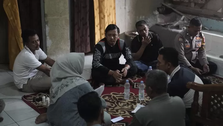 Saat Mediasi, Pihak Kontra(Kerudung Putih) dan Kepolisian