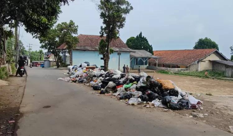 Kondisi tumpukan sampah nan berdekatan dengan instansi pelayanan Desa Ngamprah, dan SD Ngamprah di RT01 sudah 1 bulan menumpuk