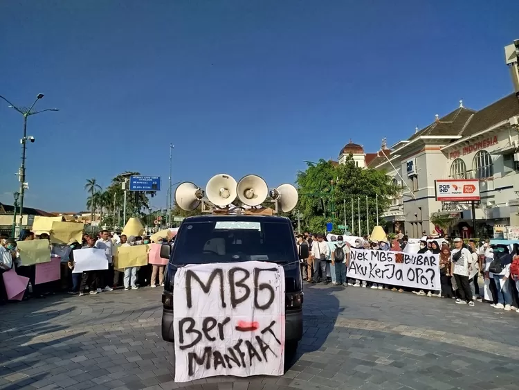Ribuan penduduk di Daerah Istimewa Yogyakarta (DIY) menggelar tindakan tenteram di area Titik Nol Kilometer Yogyakarta, Jumat (19/6/2026).