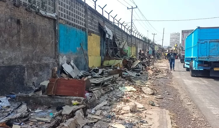 Pemprof Jawbar menuntaskan penertiban 16 gedung liar nan berdiri di area Ruang Milik Jalan (Rumija) di Desa Tagogapu