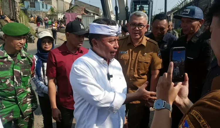 Sekda Provinsi Jawa Barat, Herman Suryatman, saat memimpin pembongkaran 16 gedung liar di TagogApu Padalarang KBB
