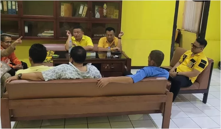 Para Pengurus Kecamatan Parati Golkar sedang berkumpul dan berdiskusi