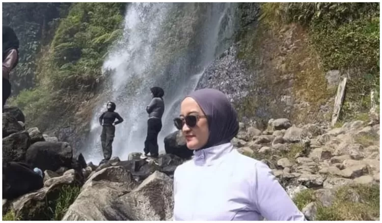 Salah seorang visitor di Air Terjun Cibeureum (Foto  IstimewaNurani Siti Nurul Aisyah).