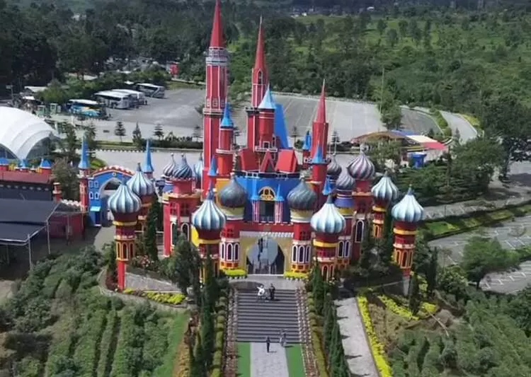 Flora Wisata D'Castello Hadirkan Taman Bunga dan Kastil Eropa, Cocok untuk Liburan Estetik.